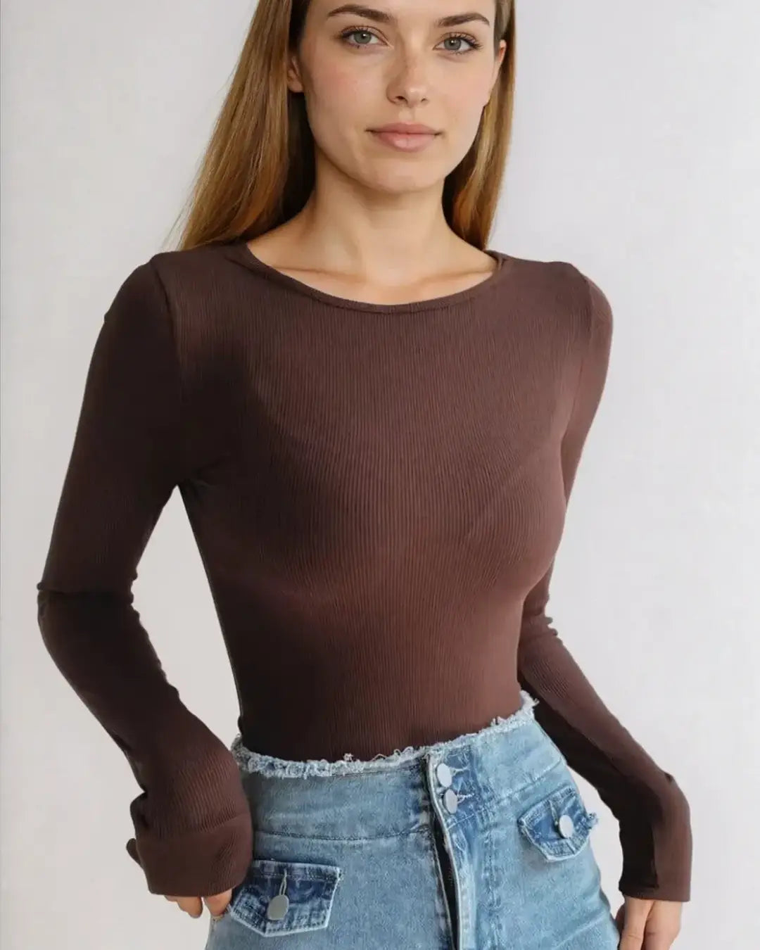 Body élégant à manches longues, dos nu, porté par une femme, modèle Chiara, couleur marron, parfait pour toutes occasions.