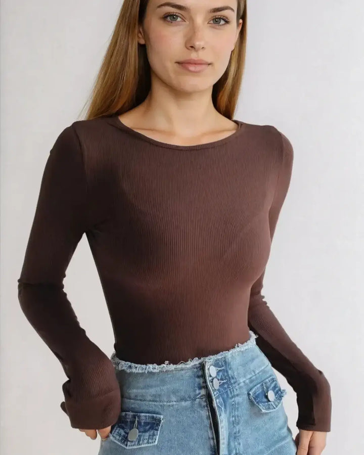 Body élégant à manches longues, dos nu, porté par une femme, modèle Chiara, couleur marron, parfait pour toutes occasions.