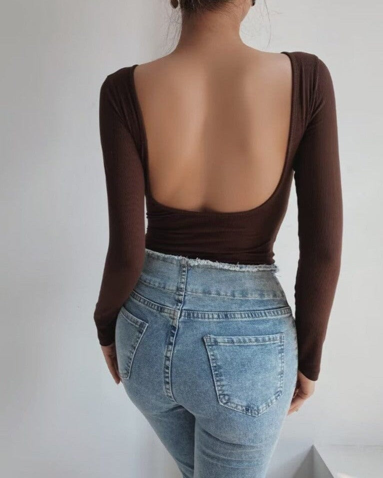 body dos nu manches longues chiara en tissu marron, parfait pour un look chic et élégant avec un jean taille haute