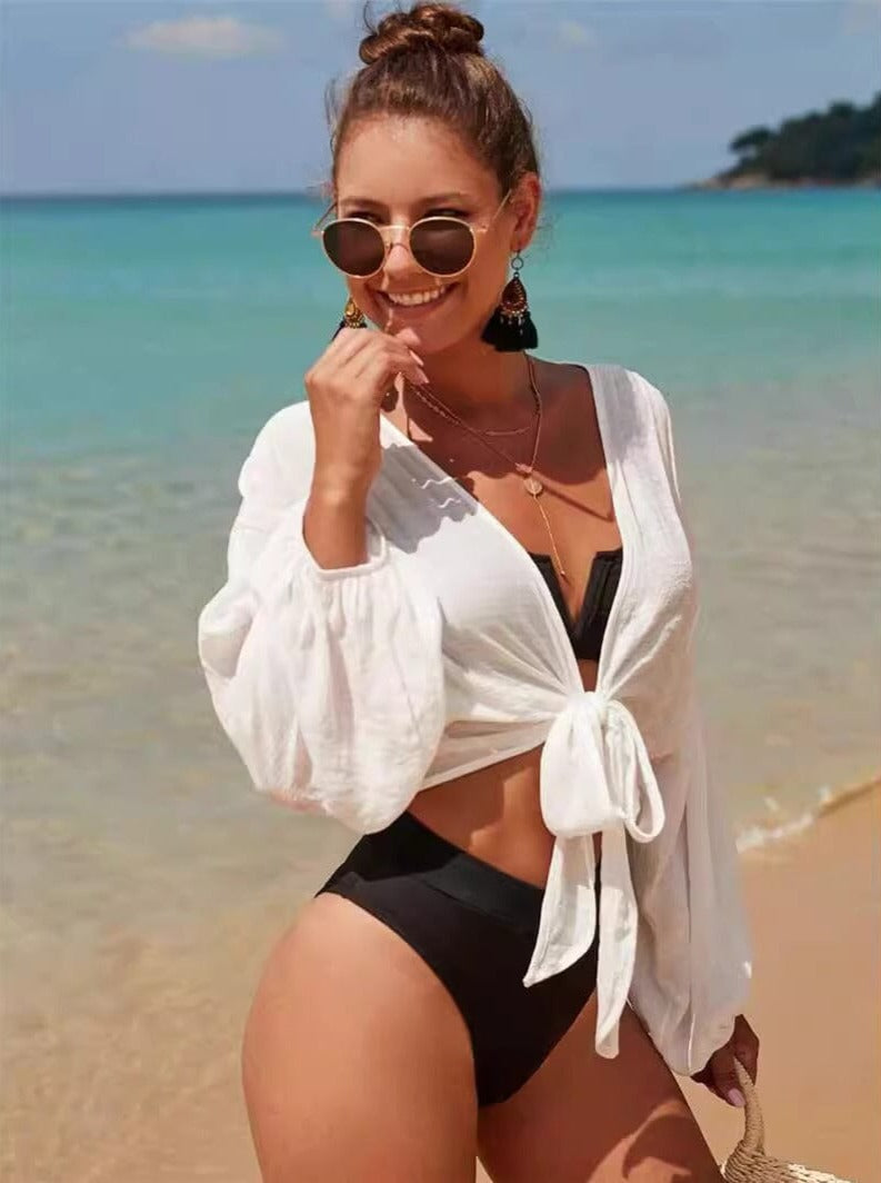 chemise de plage délila pour femmes portée sur la plage avec maillot de bain noir, idéale pour l'été et les vacances