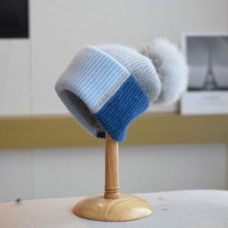 bonnet à pompon bleu coline en laine sur un support en bois, accessoire de mode hivernale élégant et confortable