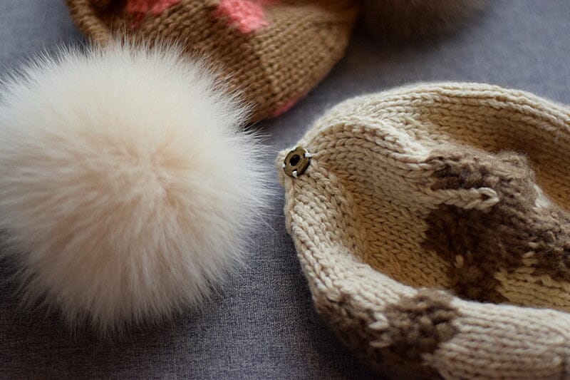 bonnet béret en laine miriam avec gros pompon blanc, accessoire mode hiver chic et élégant pour femmes