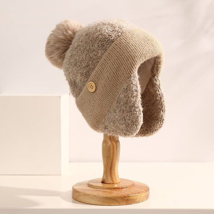 bonnet cache oreille chaud pour femmes avec tricotage épais, modèle nina avec pompon et bouton décoratif