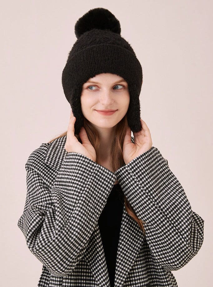 bonnet cache oreille pour femme - nina avec pompon noir, protegez vos oreilles du froid en hiver avec style et confort