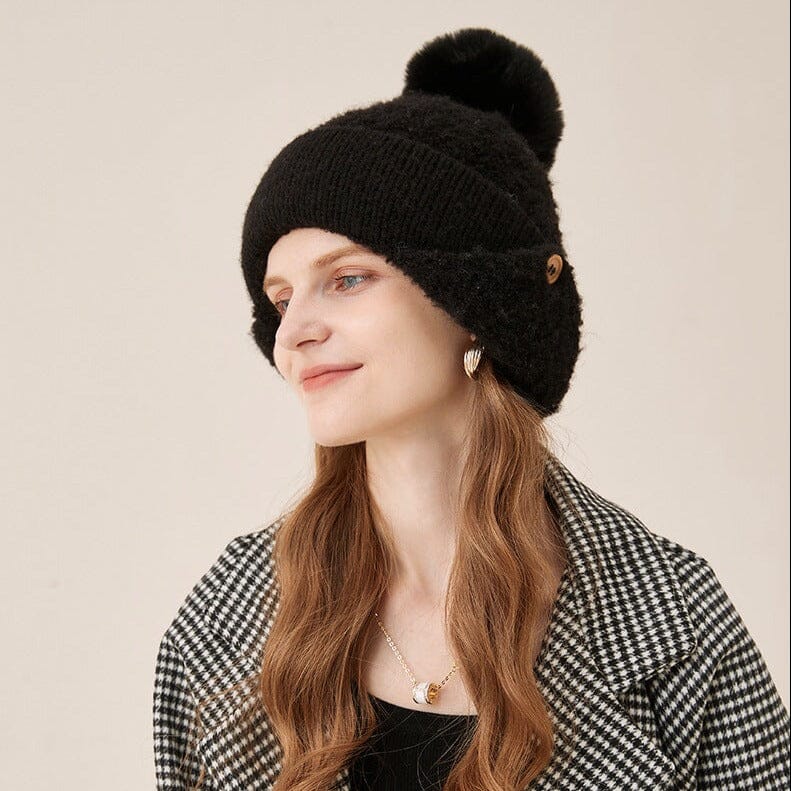 Bonnet cache oreille pour femme Nina en laine noire porté par une femme avec longs cheveux châtains et manteau à carreaux.