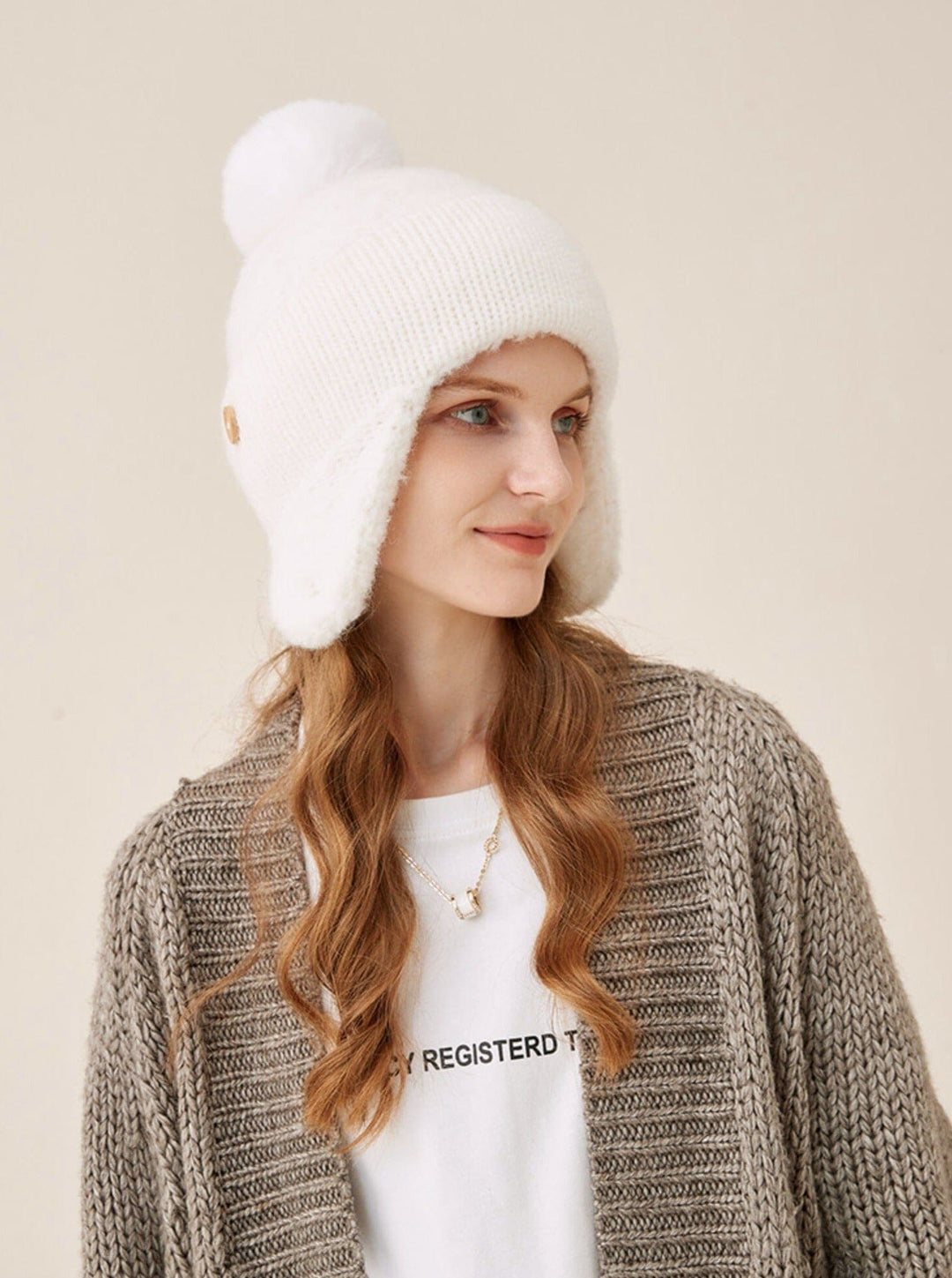 bonnet cache oreille nina pour femme, tricoté en laine blanche avec oreillettes, parfait pour les jours froids