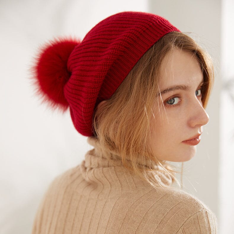 beret bonnet femme martine rouge édition limitée hiver avec pompon, vue de dos sur modèle portant un pull beige