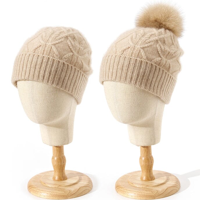 bonnet en cachemire pour femme sophie beige avec pompon, idéal pour l'hiver et élégant sur un présentoir bois