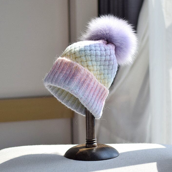 bonnet multicolore en laine avec pompon violet exposé sur un présentoir en bois, accessoire d'hiver chaud et élégant
