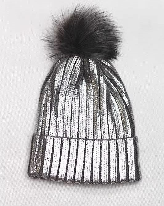 bonnet paillettes argenté avec pompon noir pour l'hiver élégant et chic modèle lucie parfait pour les temps froids