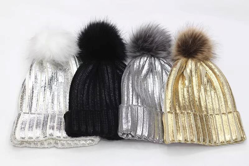 bonnet pompon paillette lucie en laine couleur argent, noir, doré et blanc, idéal pour l'hiver et les tenues festives