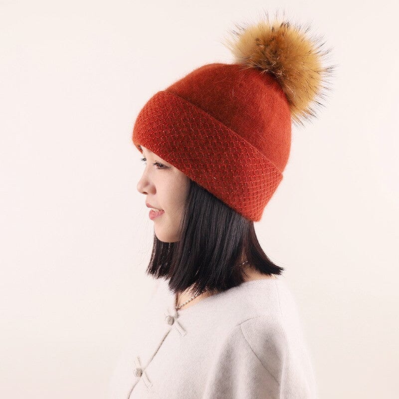 bonnet pompon laurena en laine rouge avec pompon amovible pour femme modèle hiver élégant et chaud sur une personne