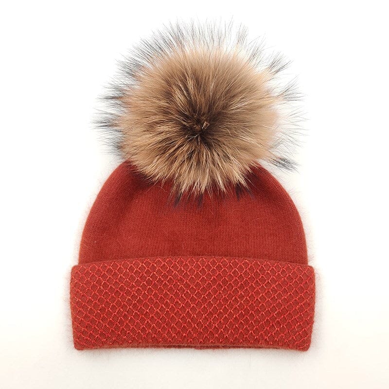 Bonnet pompon Laurena en tricot rouge avec pompon amovible en fausse fourrure, parfait pour un style hivernal chic.