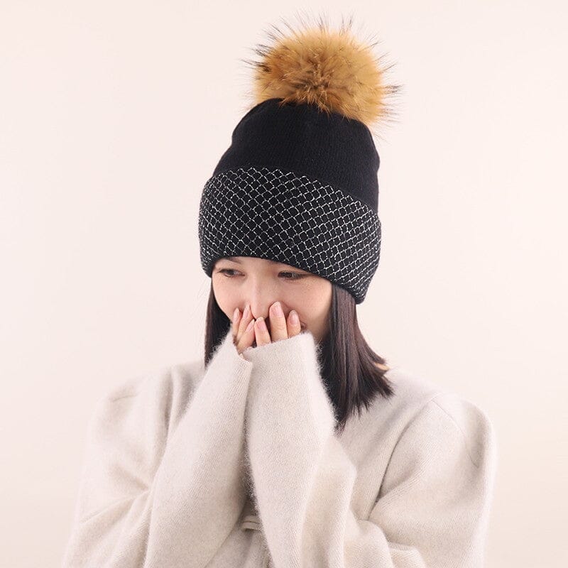 femme portant le bonnet pompon laurena avec pompon amovible en tricot noir et motif en maille géométrique