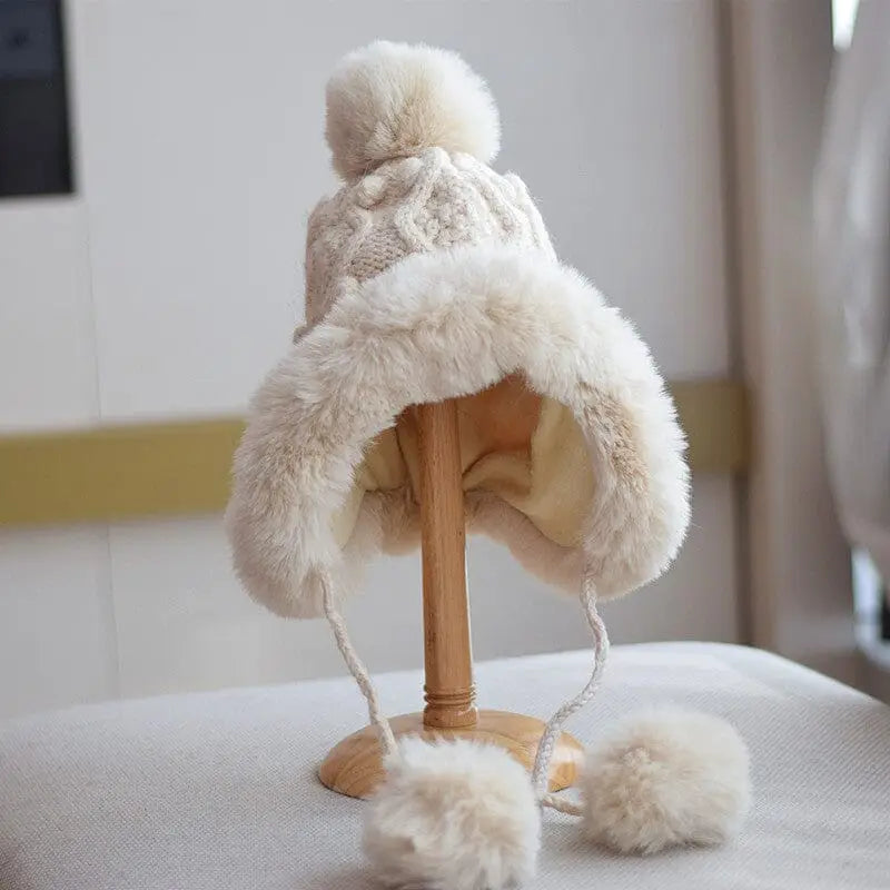 Bonnet en laine pour femme avec pompon et doublure polaire, idéal pour rester au chaud avec style cet hiver.