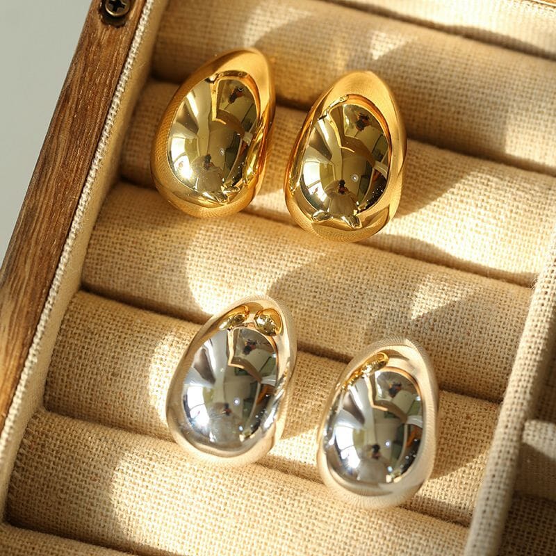 boucles d'oreilles goutte d'eau en or et argent, élégance et design moderne, parfait pour toute occasion.