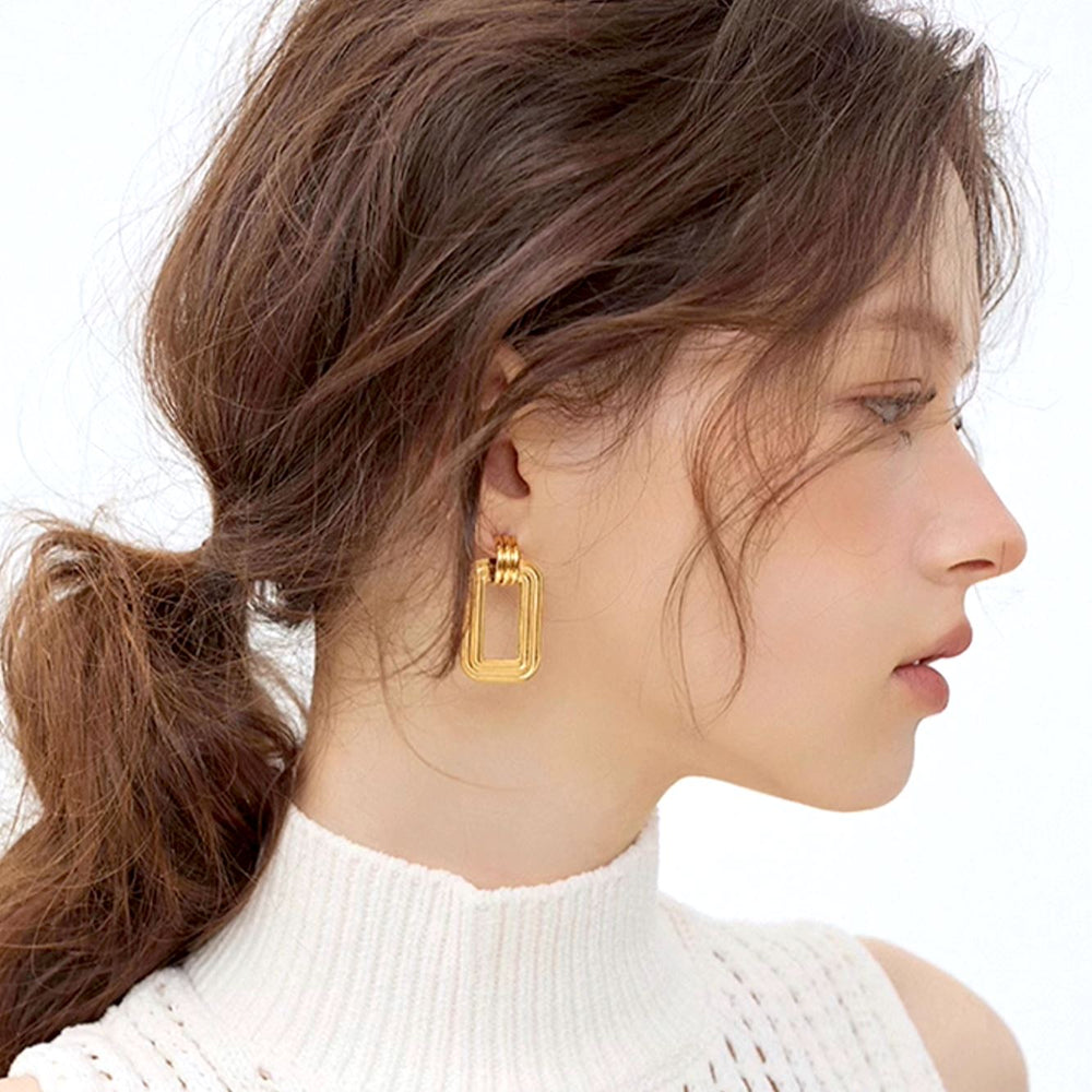 boucles d'oreilles rectangulaires en or pour femme, collection leni, accessoire élégant et moderne, vue de profil