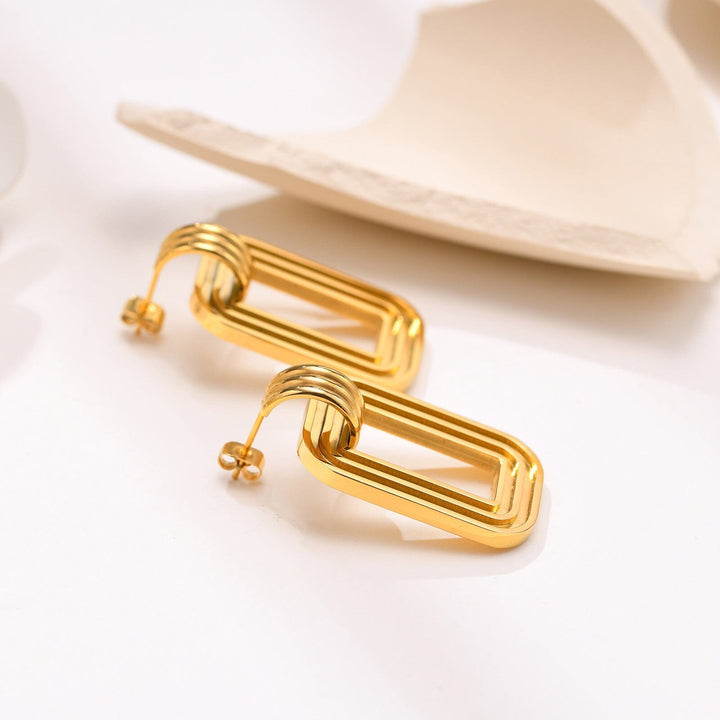 boucles d'oreilles rectangulaires en or, élégantes et modernes pour parfaire votre style avec une touche de sophistication