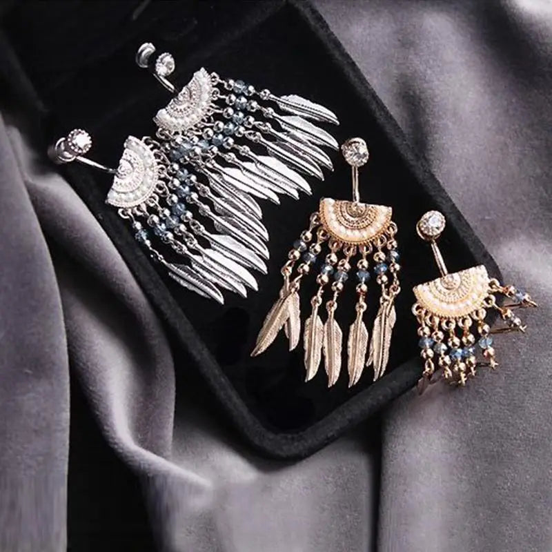 boucles d'oreilles plumes amérindiennes élégantes en argent et or avec perles, parfaites pour un look ethnique chic