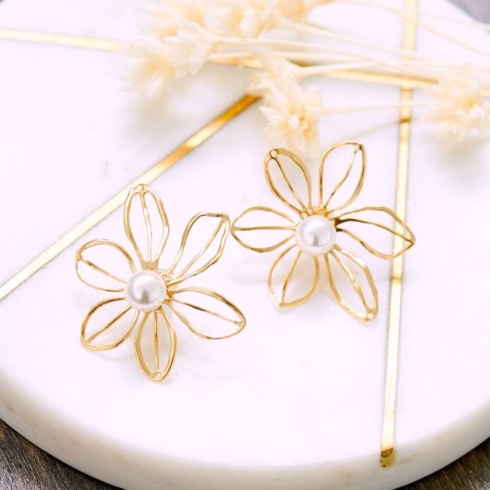 boucles d'oreilles dorées en forme de fleur avec perles, élégantes et raffinées, parfaites pour une touche féminine