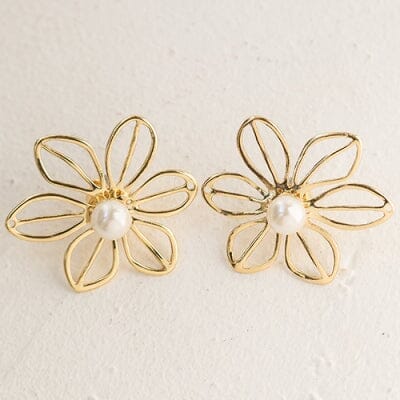 Boucles d'oreille fleur dorée en forme de pétales avec perles au centre et design délicat. Accessoires élégants pour femme.