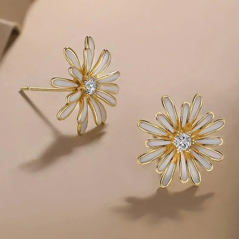 Boucles d'oreilles marguerite en or avec centres en diamant, parfaites pour ajouter une touche élégante et raffinée.