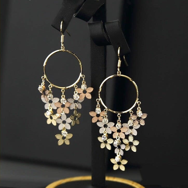 boucles d'oreilles pendantes en forme de fleurs dorées, élégantes et raffinées pour une touche de glamour et de raffinement