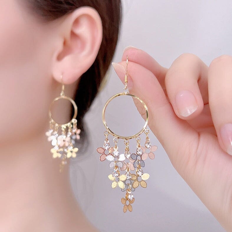 boucles d'oreilles pendantes fleurs en or avec détails multicolores tenues à la main, bijoux élégants pour femmes