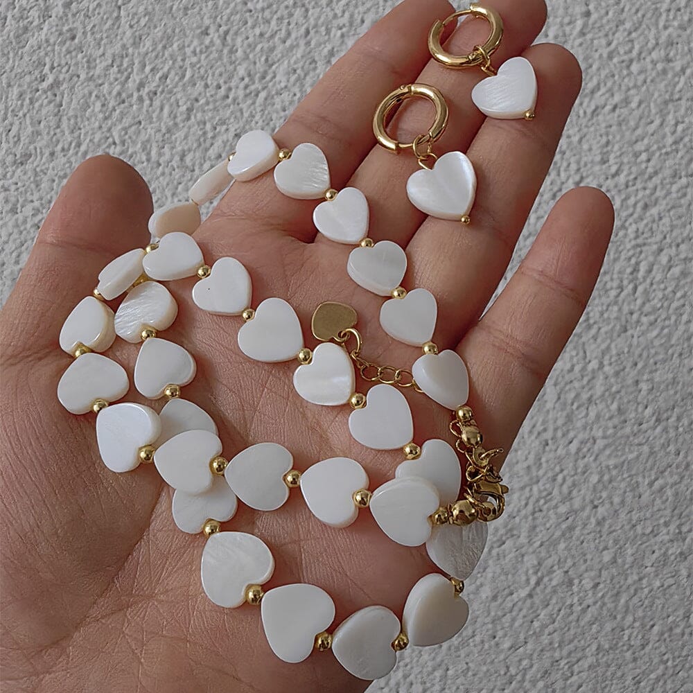 boucles d'oreilles cœur nacré irma en perles blanches et dorées, parfaites pour un look élégant et romantique