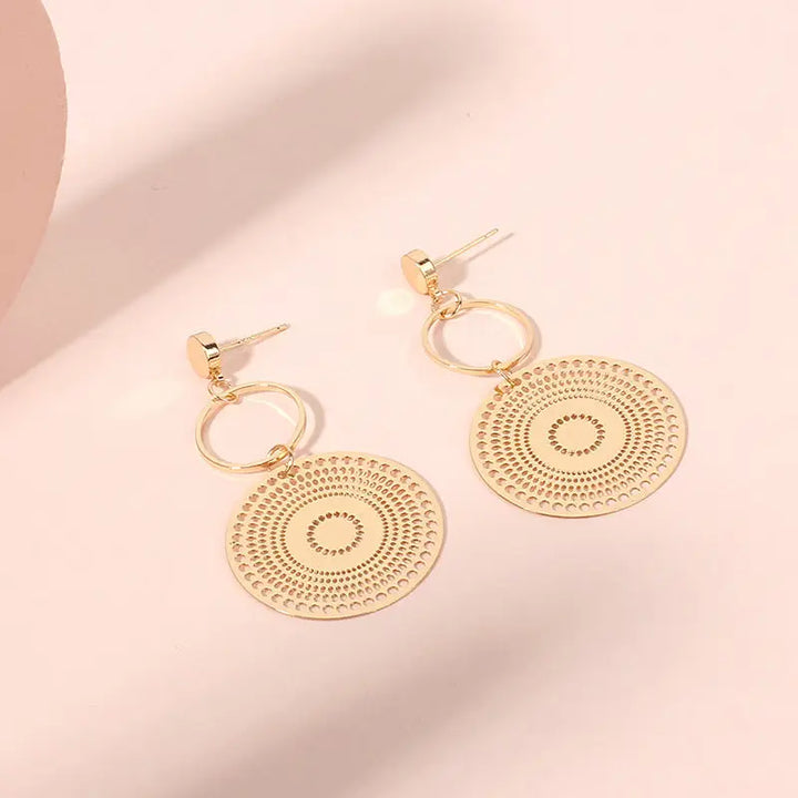 boucles d'oreilles ethniques chics soleil en métal doré, design circulaire et ajouré, style boho pour femme, tendance et élégance
