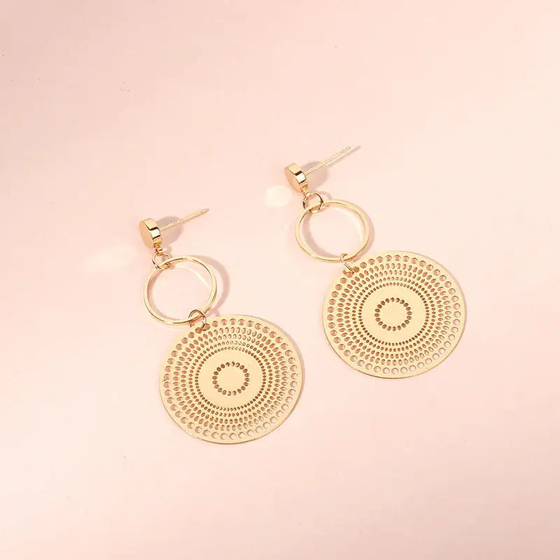 boucles d'oreilles ethniques chics en métal doré avec motif de soleil, accessoire parfait pour un look élégant