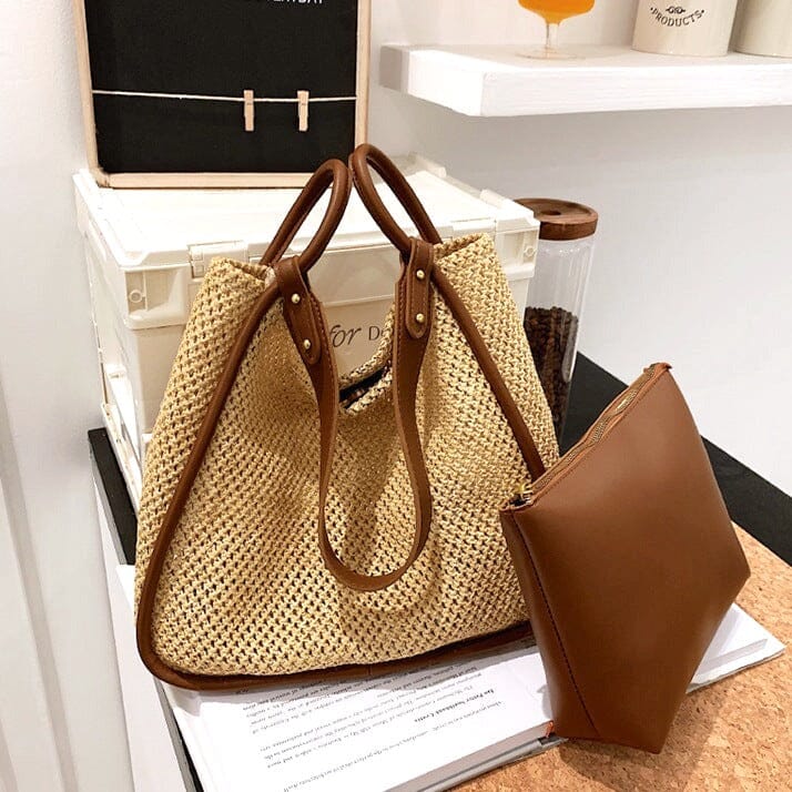 cabas en paille tressée pour la plage avec poignées en cuir marron et pochette assortie, élégant et pratique