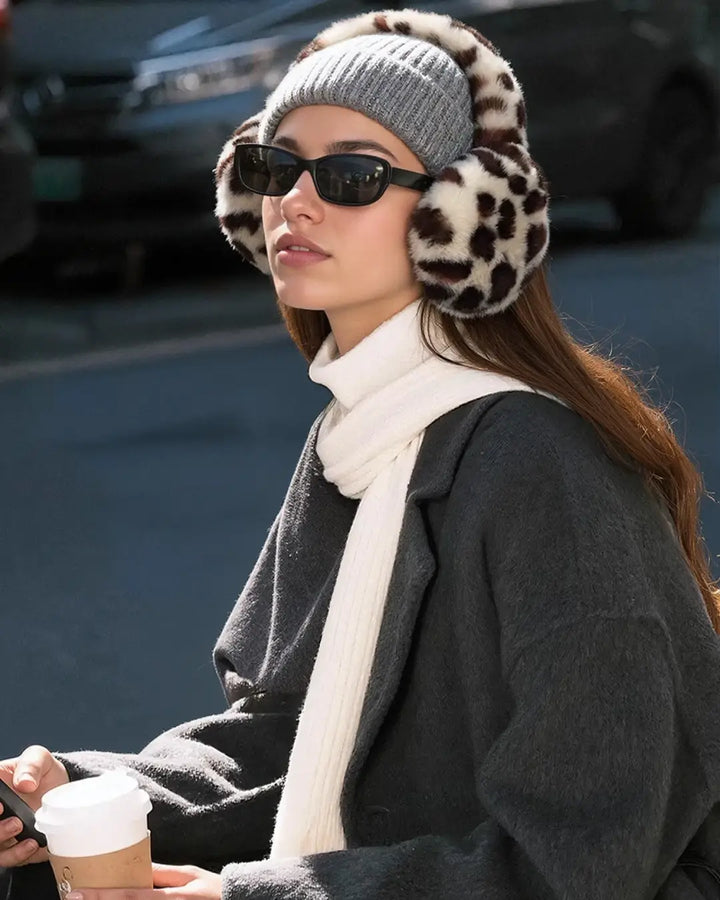 Cache oreilles léopard Sandra élégant et confortable pour l'hiver, parfait accessoire mode avec tenue de saison moderne.