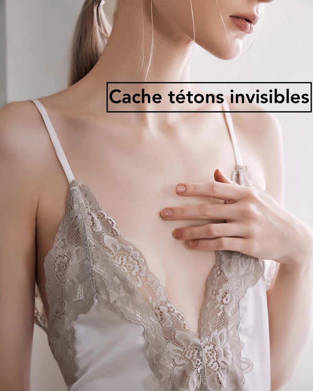 Femme portant Cache Tétons Invisibles Sans Adhésifs - Les Petits Imprimés