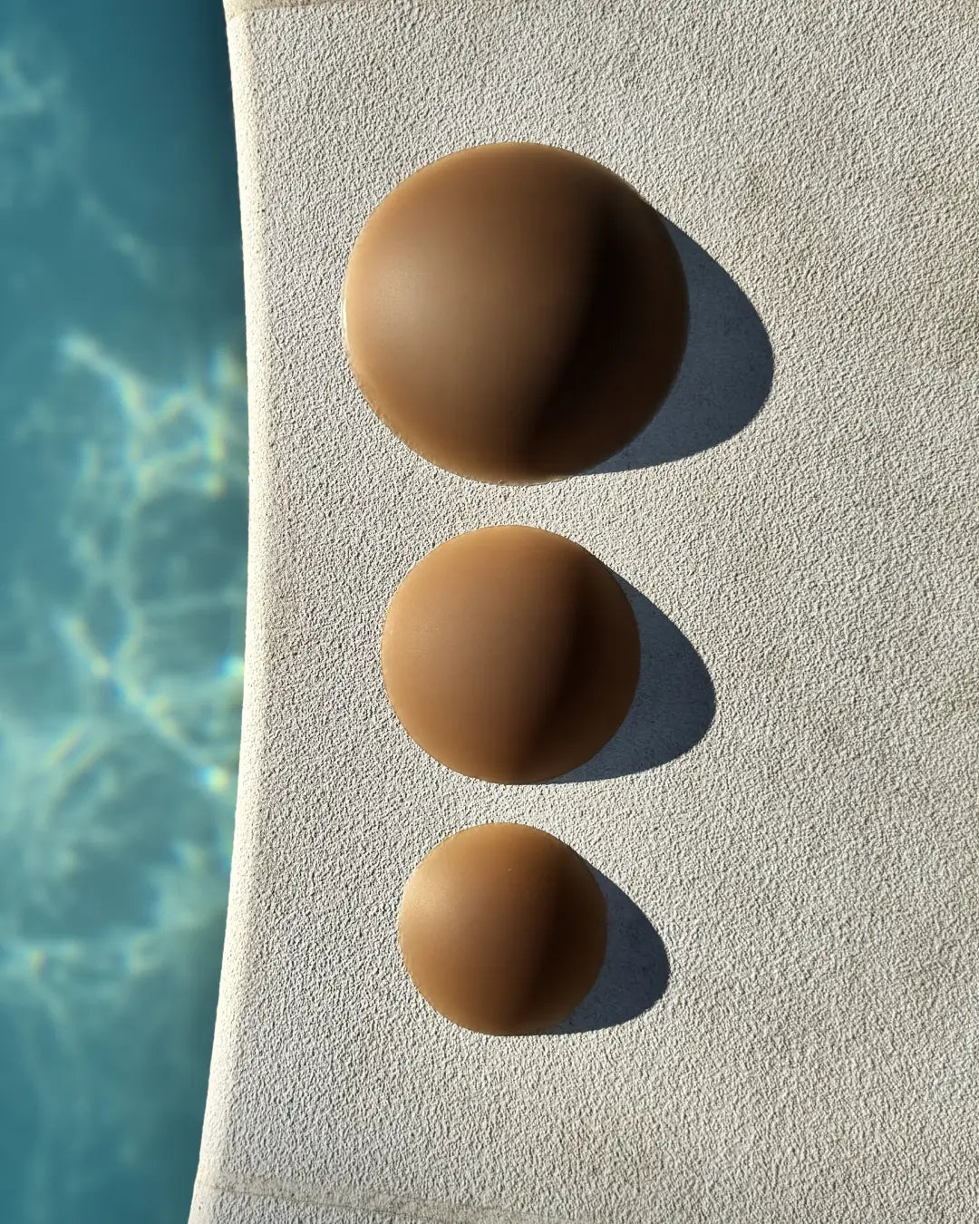 Cache-tétons invisibles en silicone sans adhésifs, conçus pour discrétion, confort et réutilisables pour toute occasion.