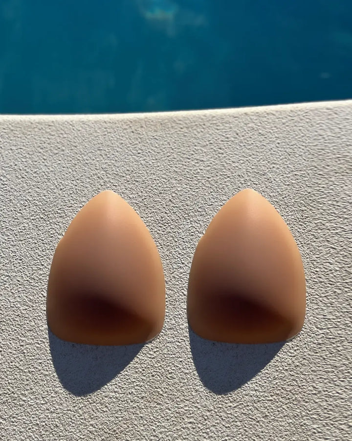 Cache-tétons sans adhésif en forme de triangles pour un confort discret et naturel au bord de la piscine.