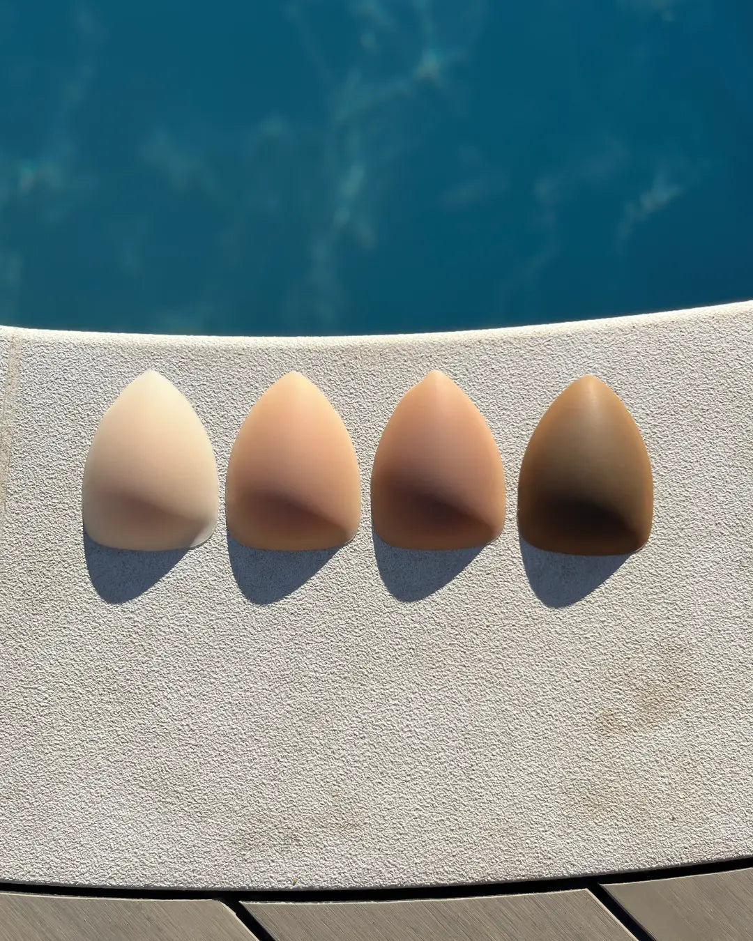 Cache-tétons sans adhésif triangles multicolores sur fond clair au bord de l'eau, offrant discrétion et confort.