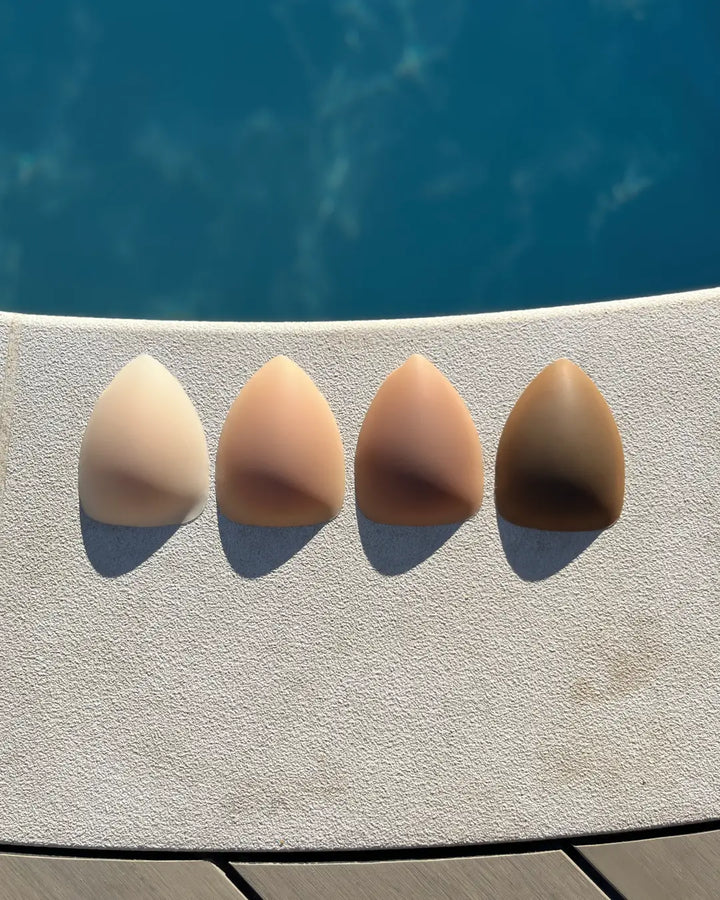 Cache-tétons sans adhésif triangles multicolores sur fond clair au bord de l'eau, offrant discrétion et confort.