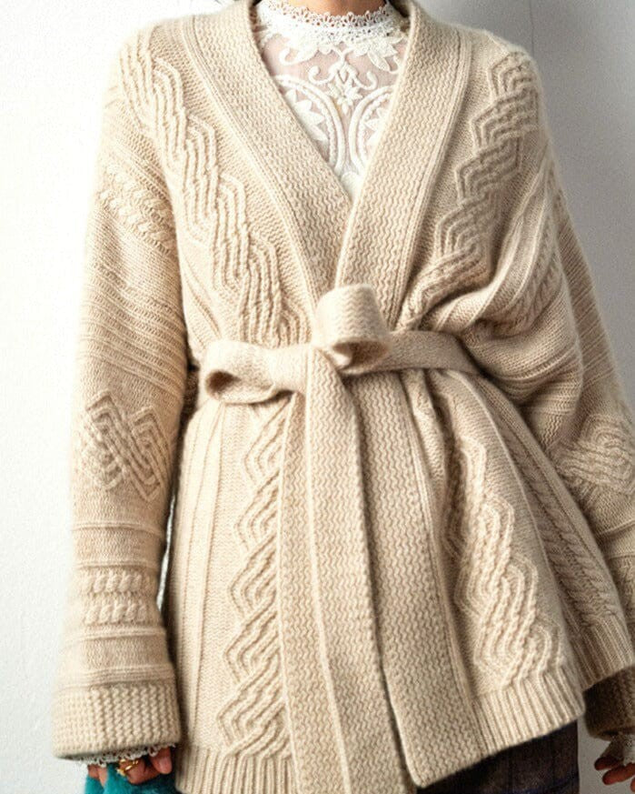 cardigan ceinturé beige avec motifs en torsades, manches longues et ceinture, parfait pour un look élégant et confortable