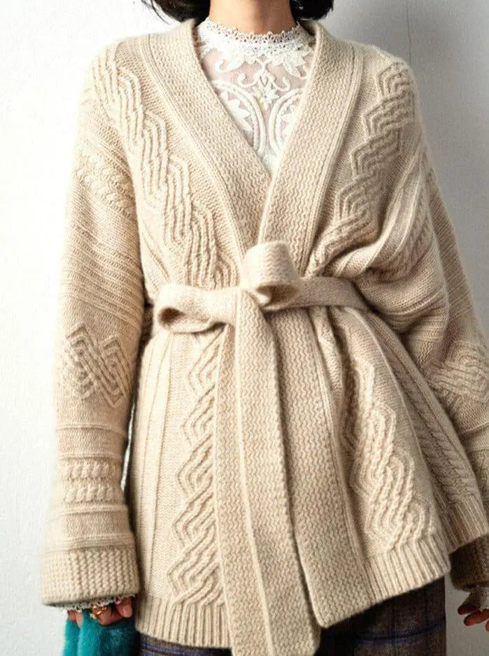 cardigan ceinturé beige avec motifs en torsades, manches longues et ceinture, parfait pour un look élégant et confortable