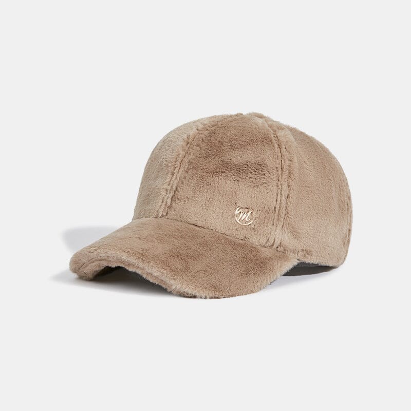 Casquette en polaire beige pour femme, idéale pour l'hiver, modèle Louise avec logo en métal sur le côté gauche.