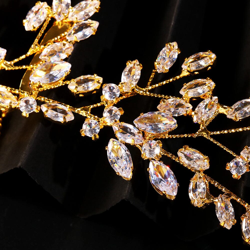 collier de dos mariage malena avec cristaux étincelants sur fond noir, accessoire élégant idéal pour les mariées