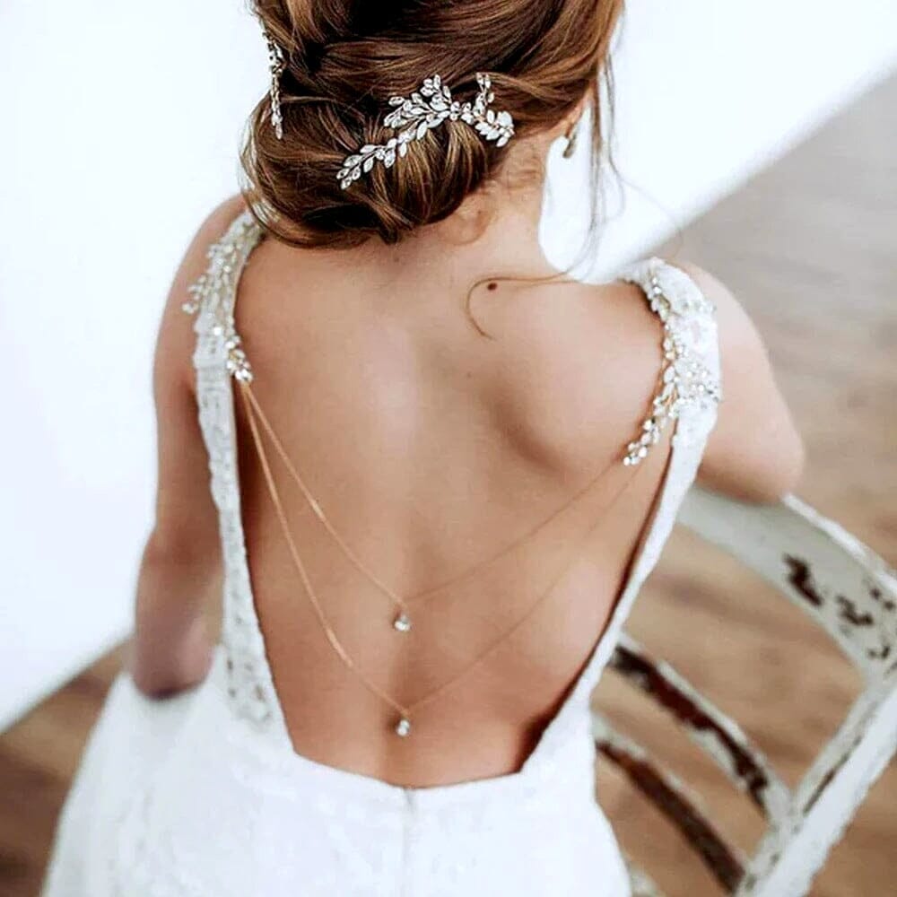 femme portant un collier de dos mariage doré pour une occasion spéciale, dos de la robe de mariée élégant et chic