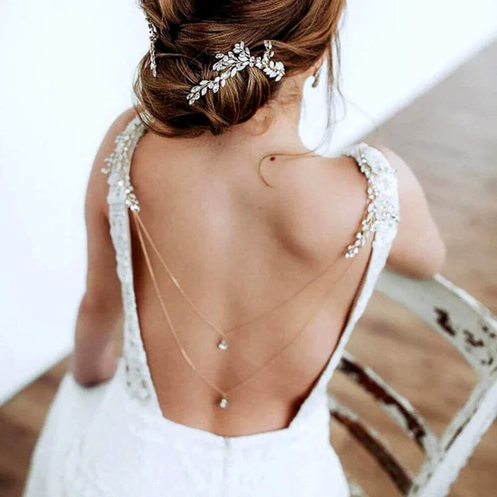 femme portant un collier de dos mariage doré pour une occasion spéciale, dos de la robe de mariée élégant et chic