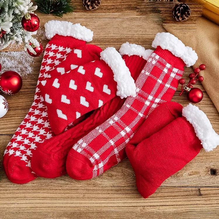 chaussettes polaires rouges avec motifs de cœurs et carreaux, idéales pour rester au chaud durant l'hiver