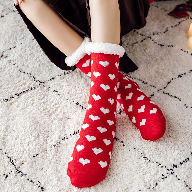 chaussettes rouges en polaire avec motifs de coeurs blancs, chaudes et confortables, parfaites pour l'hiver, modèle Valérie