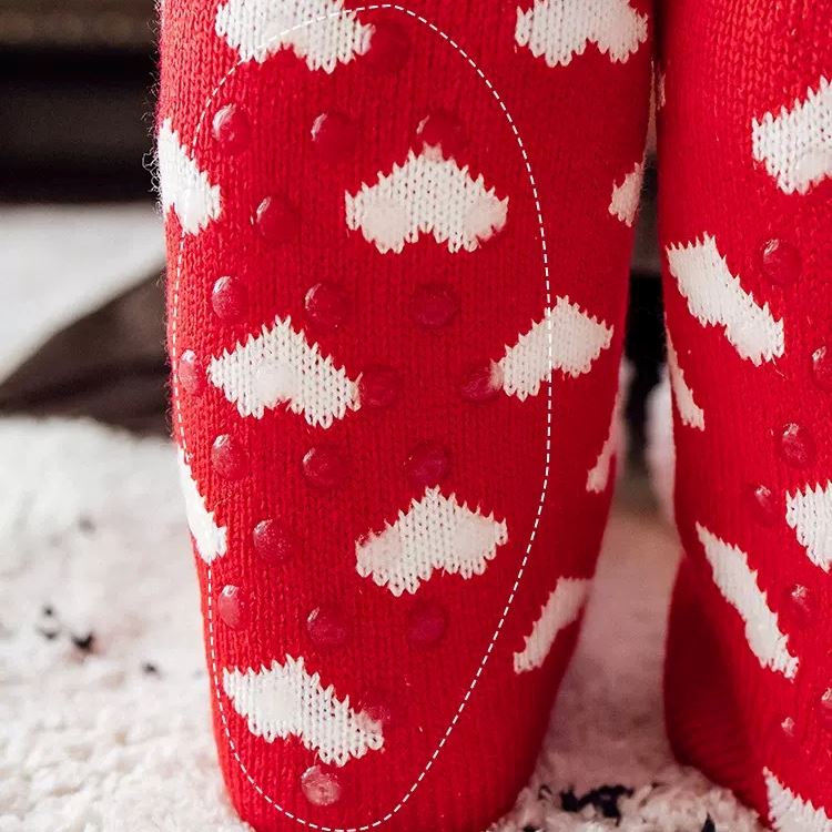 chaussettes polaires avec motifs coeurs en rouge pour rester au chaud pendant l'hiver et convenir à un usage quotidien