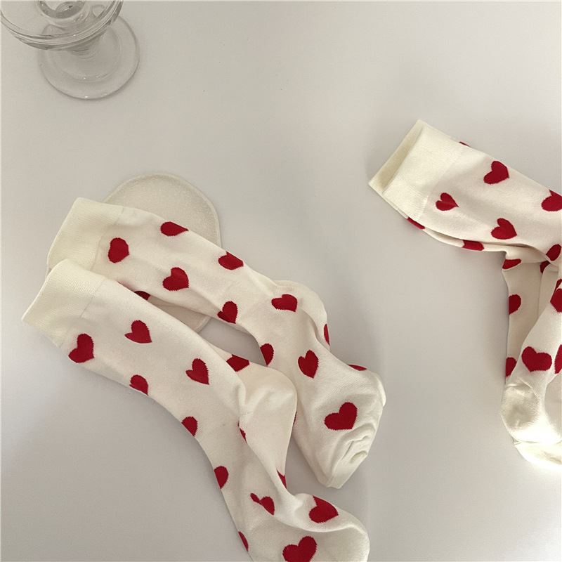 chaussettes blanches avec motifs coeurs rouges, modèle valentina, idéales pour cadeaux de saint-valentin ou occasions romantiques
