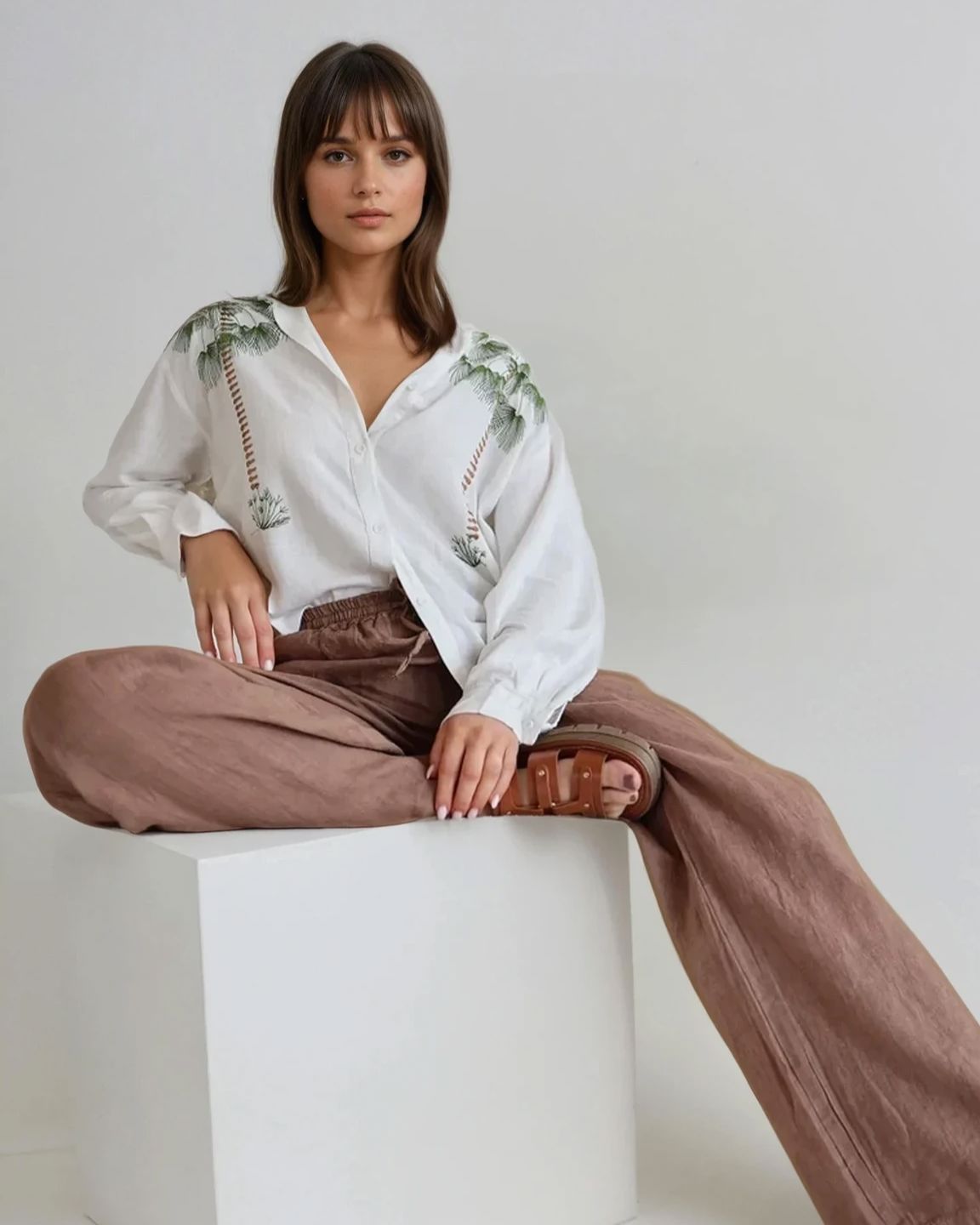 chemise blanche oversize avec imprimé exotique, manches longues et col ouvert dans un style décontracté et moderne