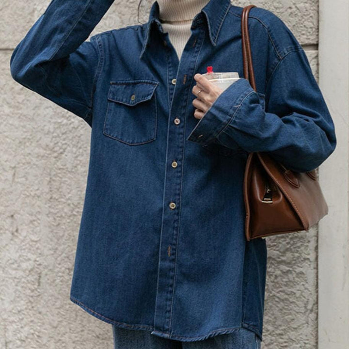 chemise en jean bleue pour femme avec poches poitrine et manches longues pour un style décontracté et tendance